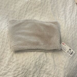 UNIQLO  - fuzzy neck warmer